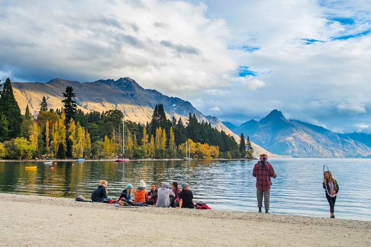 aifs-adventure-trips-neuseeland-queenstown-wasser-personen-kiwi-explorer