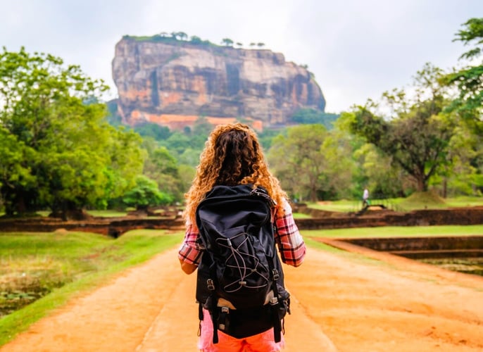 AIFS Teilnehmende mit Rucksack auf dem Weg zur Felsenfestung in Sigiriya