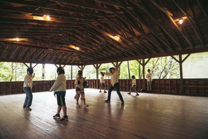 aifs-camp-america-kinder-camper-personen-fechten-aktivitaet-program-carousel-668x1000