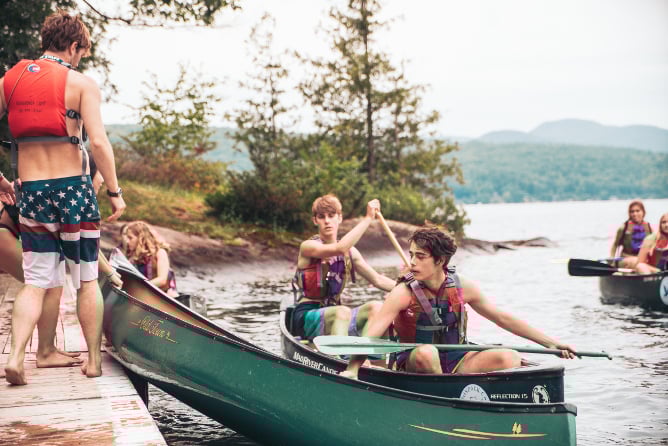 aifs-camp-america-see-steg-wasser-kanu-personen-program-carousel-668x1000