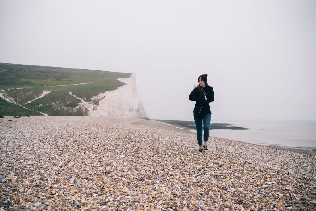 aifs-england-meer-kueste-felsen-person-quadratisch-1024x1024