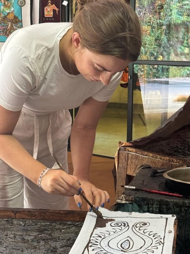 aifs-freiwilligenarbeit-adventure-trips-sri-lanka-culture-week-partnerfotos-person-malen