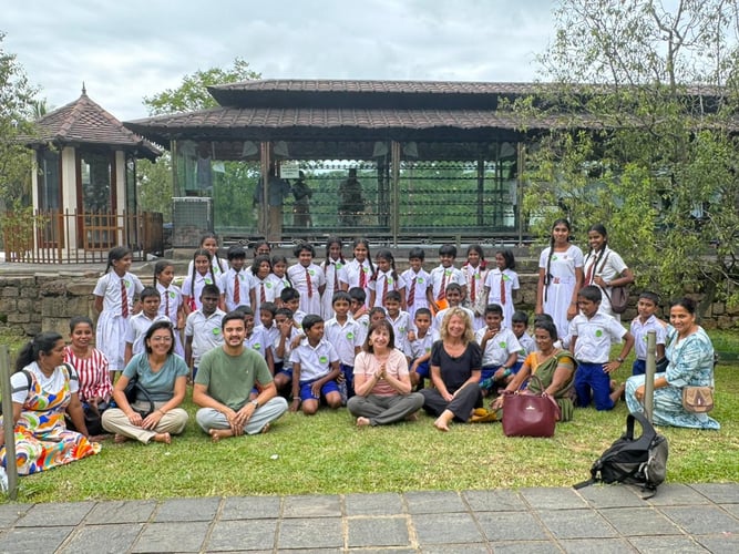 Gruppenfoto mit Schülern während des Freiwilligenprojektes in Sri Lanka mit AIFS