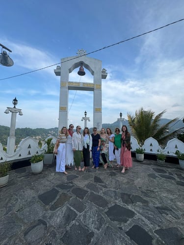 aifs-freiwilligenarbeit-adventure-trips-sri-lanka-culture-week-partnerfotos-tanz-gruppe-aussicht
