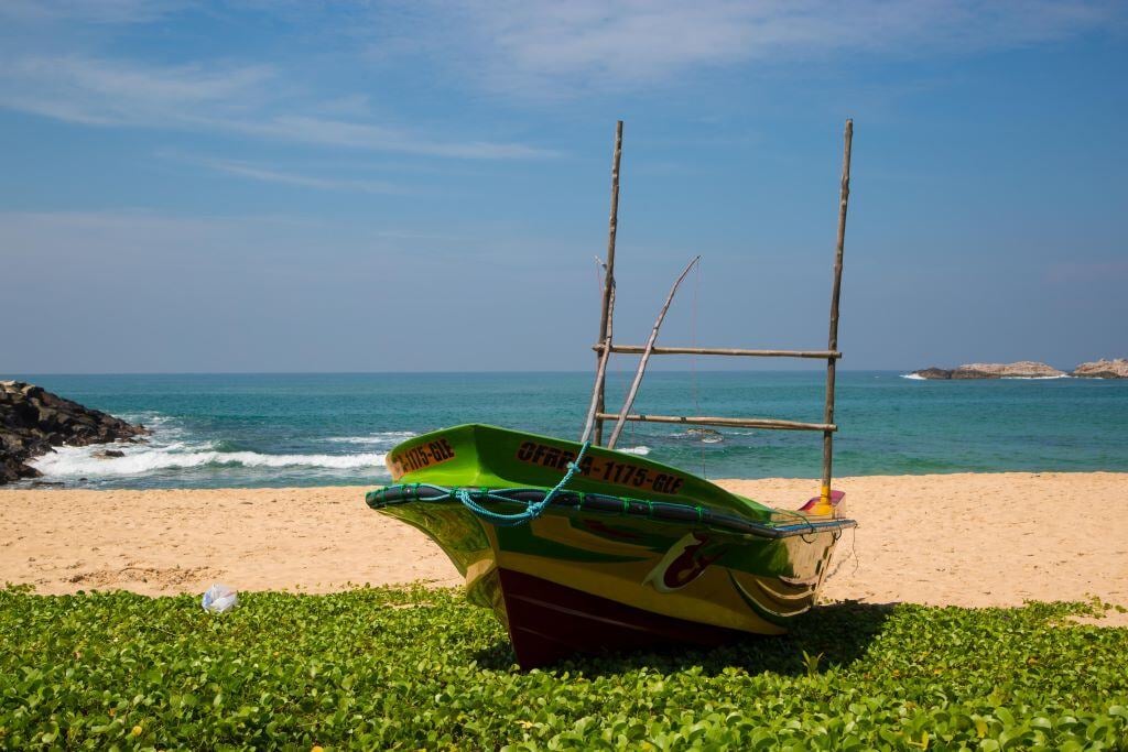 aifs-freiwilligenarbeit-adventure-trips-sri-lanka-turtle-week-boot-strand