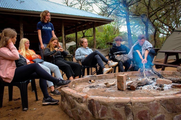 Personen am Lagerfeuer beim Freiwilligenprojekt Savannah Conservation mit AIFS