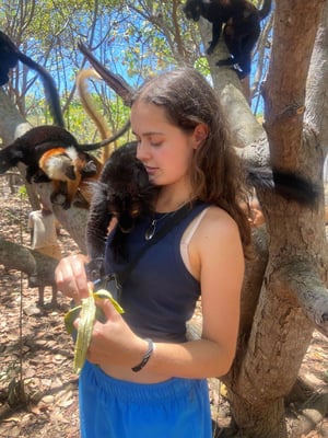 aifs-freiwilligenarbeit-madagaskar-teaching-assistant-ugc-laisas-@lisa.schwartz1-lemuren-fuettern