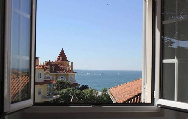 aifs-freiwilligenarbeit-portugal-unterkunft-estoril-area-haus-ausicht-fenster-meerblick