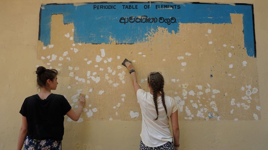 Personen beim Renovieren einer Schule beim Freiwilligenprojekt in Sri Lanka