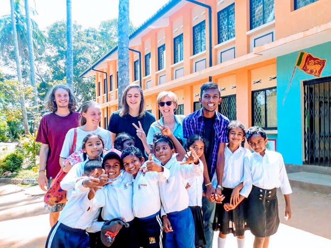 Gruppenfoto beim Teaching Freiwilligenprojekt in Sri Lanka
