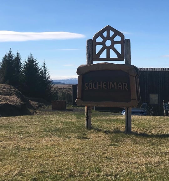aifs-island-freiwilligenarbeit-ecovillage-ort-schild