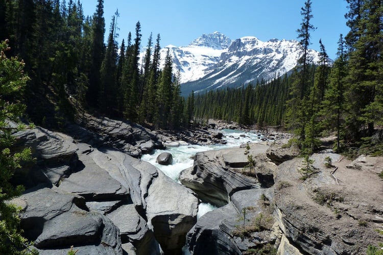 Tauche ein in das Abenteuer von Mistaya Canyon mit AIFS Kanada Adventure Trips. Erlebe die faszinierende Schönheit dieser natürlichen Schlucht.