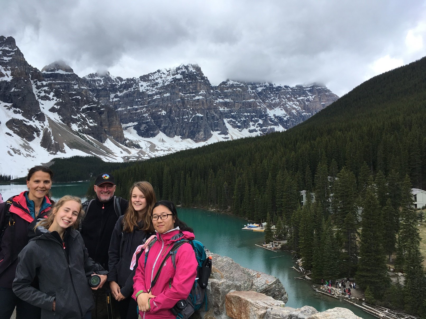 Erlebe Freiwilligenarbeit in Kanada am Lake Louise mit AIFS: Wandern mit atemberaubendem Bergpanorama.