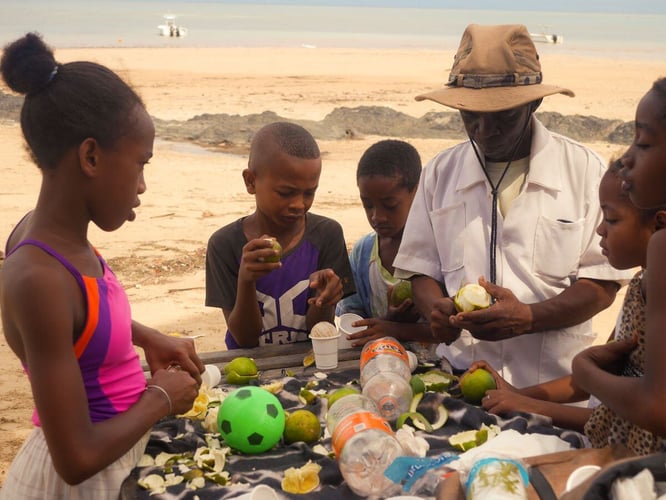 aifs-madagaskar-freiwilligenarbeit-kindergarten-kinder-personen-strand