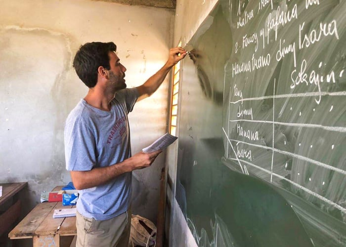 aifs-madagaskar-freiwilligenarbeit-kindergarten-unterricht-person-tafel