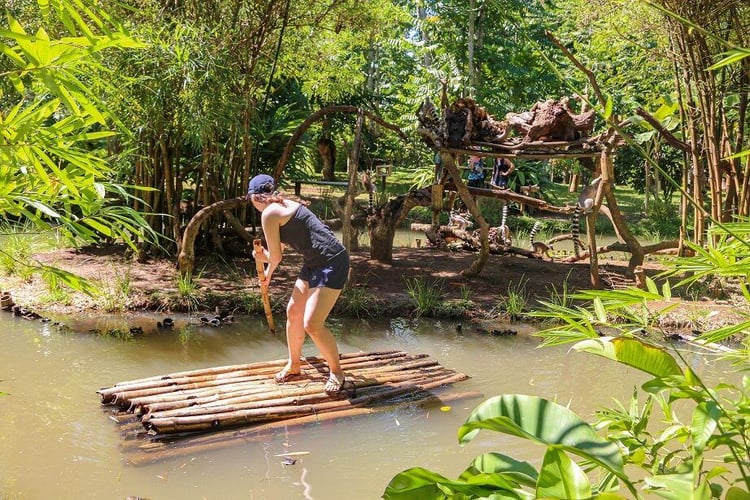 aifs-madagaskar-freiwilligenarbeit-lemurenprojekt-person-wasser