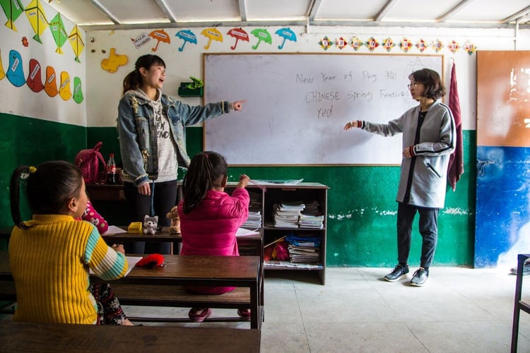 aifs-nepal-freiwilligenarbeit-teaching-personen-kinder-tafel