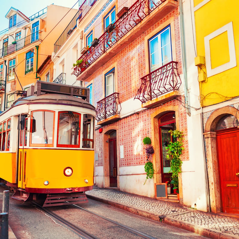 aifs-portugal-lissabon-strassenbahn-haeuser-quadratisch-1024x1024