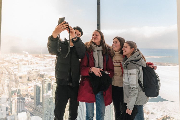 aifs-schüleraustausch-kanada-fotos-fabian-cn-tower-personen