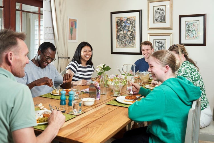 aifs-sprachreise-suedafrika-gastfamilie-partnerfotos-familie-essen