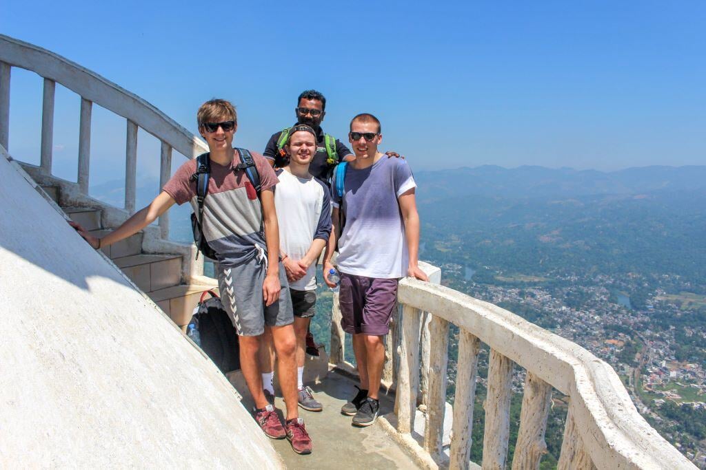 aifs-sri-lanka-trekking-week-partner-fotos-freiwilligenarbeit-adventure-trips-gruppe-turm