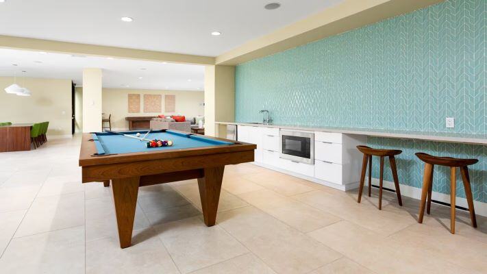 aifs-studieren-im-ausland-usa-goldenwest-college-partnerfotos-studentenunterkunft-billiard