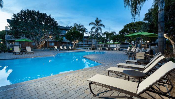 aifs-studieren-im-ausland-usa-goldenwest-college-partnerfotos-studentenunterkunft-pool