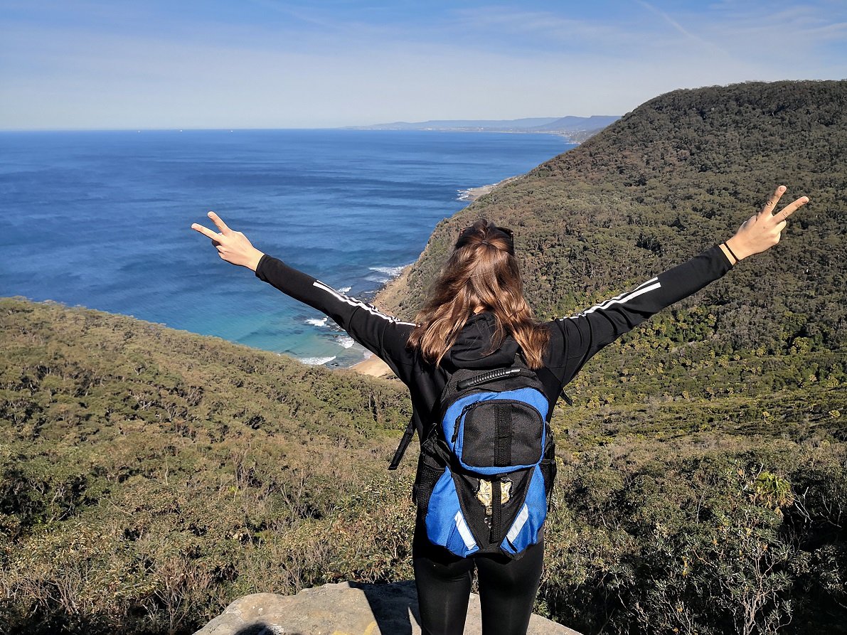 aifs-studieren-in-australien-university-of-wollongong-person-wandern-ausblick-meer