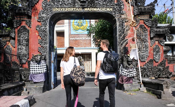 aifs-studieren-in-indonesien-bali-warmadewa-university-gebauede-personen-lachen