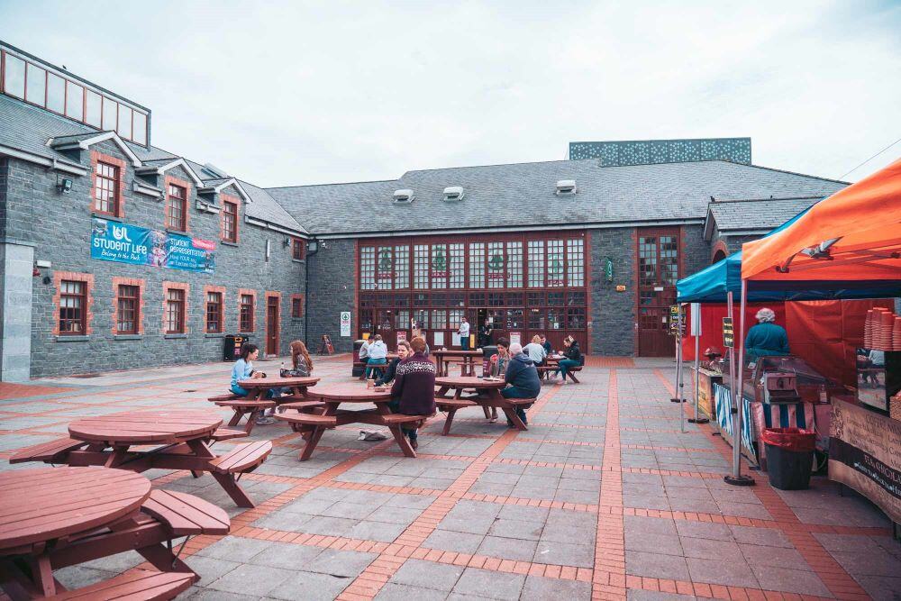 aifs-studieren-in-irland-limerick-university-cafeteria-aussen-personen
