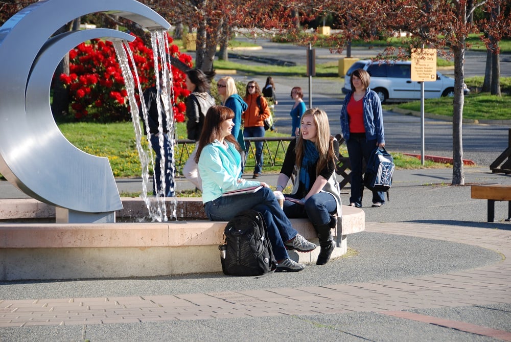 aifs-studieren-in-kanada-vancouver-island-victoria-camosun-college-capus-personen
