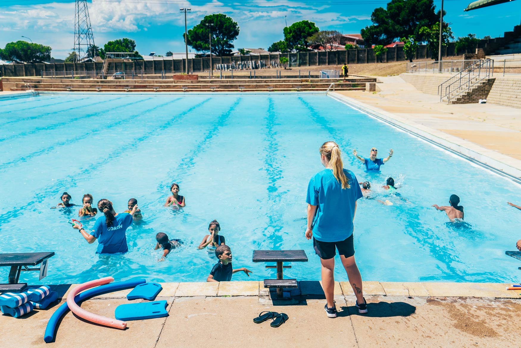 aifs-suedafrika-freiwilligenprojekt-sports-coaching-kinder-volunteers-personen-schwimmen