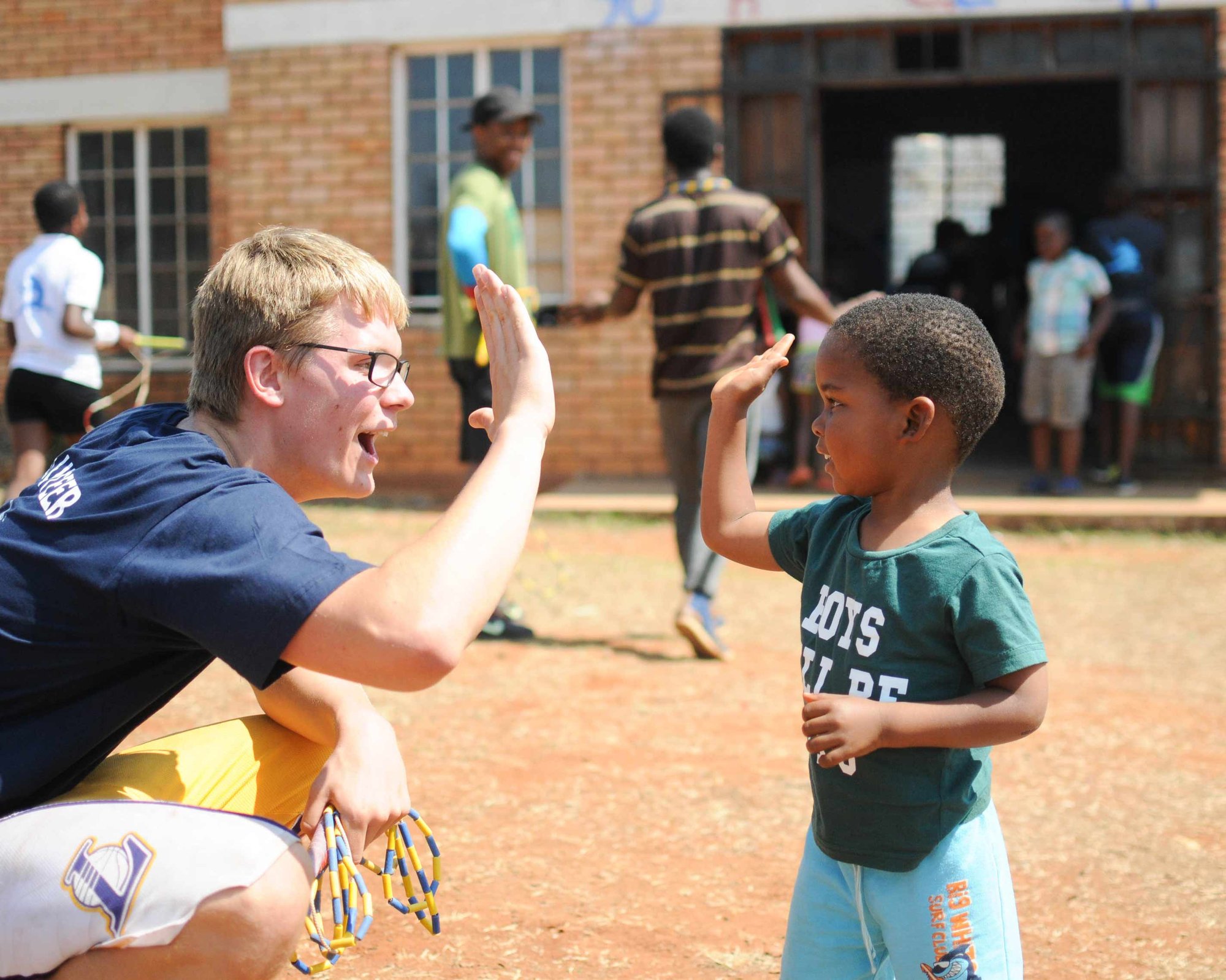 aifs-swasiland-eswatini-freiwilligenprojekte-person-kinder-schule-highfive-5x4