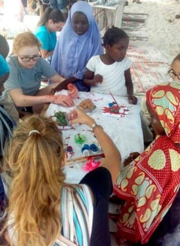 aifs-tansania-projektarbeit-community-work-personen-kinder-malen