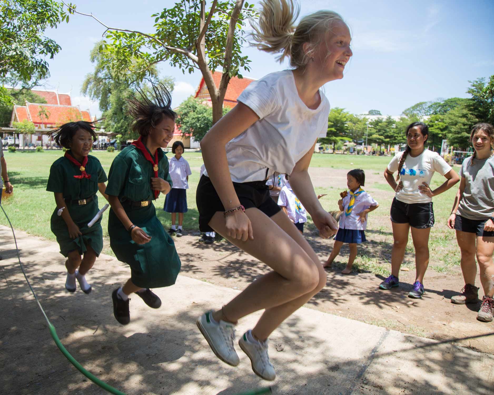 aifs-thailand-freiwilligenarbeit-projekt-sports-coaching-personen-kinder-spiel-seilspringen-1