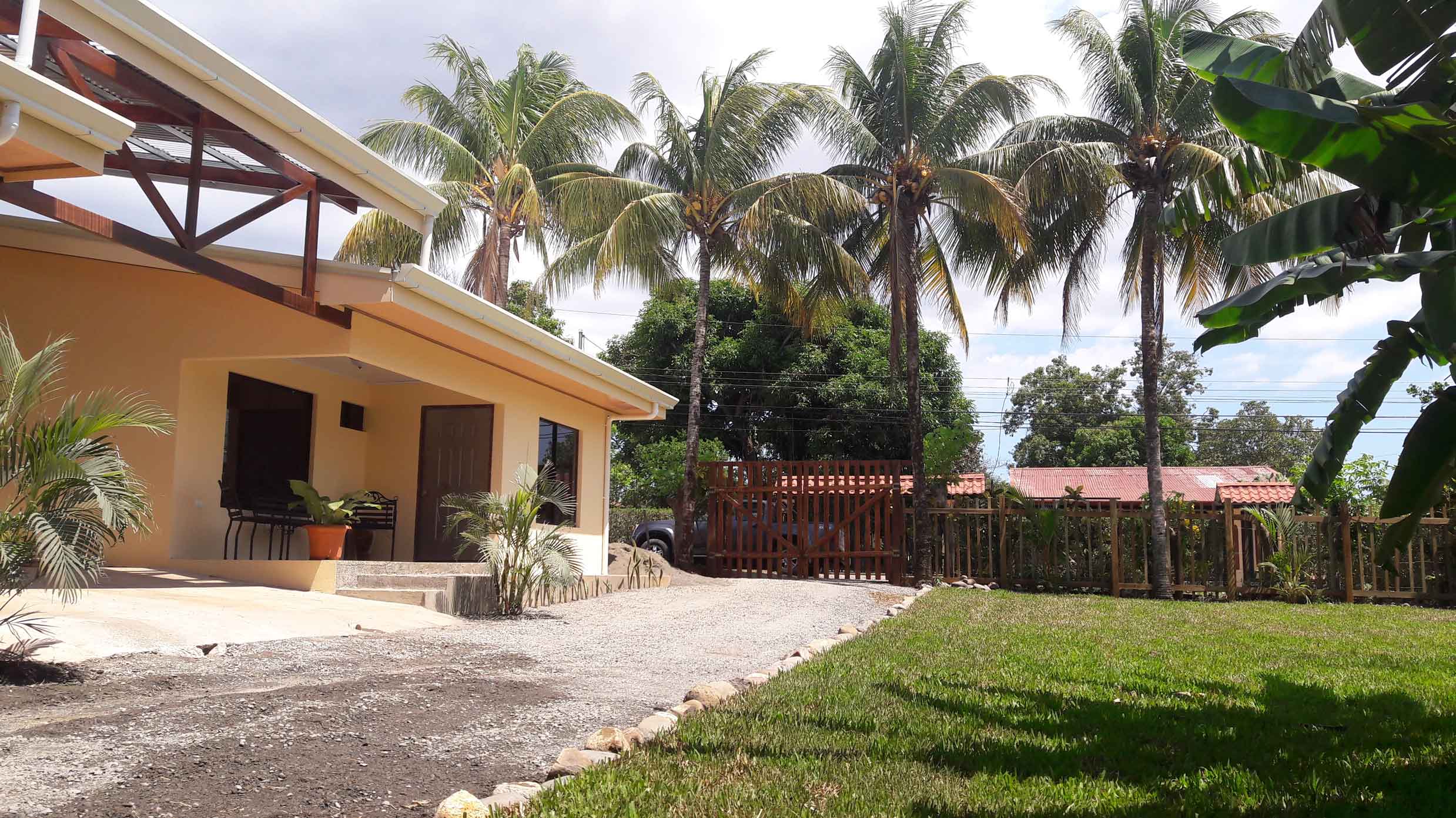 AIFS-Freiwilligenarbeit-Costa-Rica-Unterkunft-Esparza-aussen-exterior-Sonne-Sommer