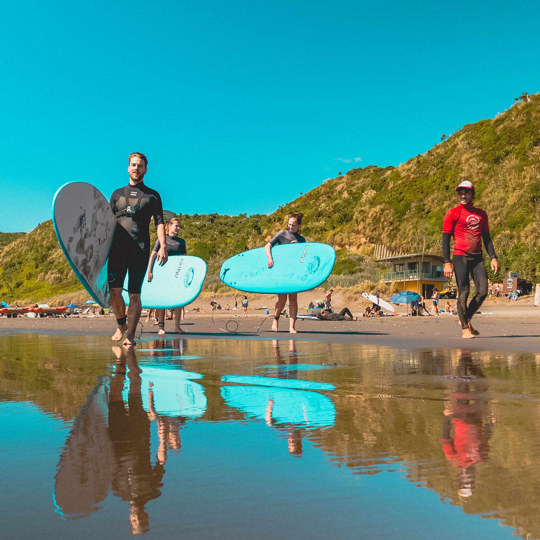AIFS-Surfcamps-Neuseeland-Personen-Strand-Surfboards-Guide-Sommer