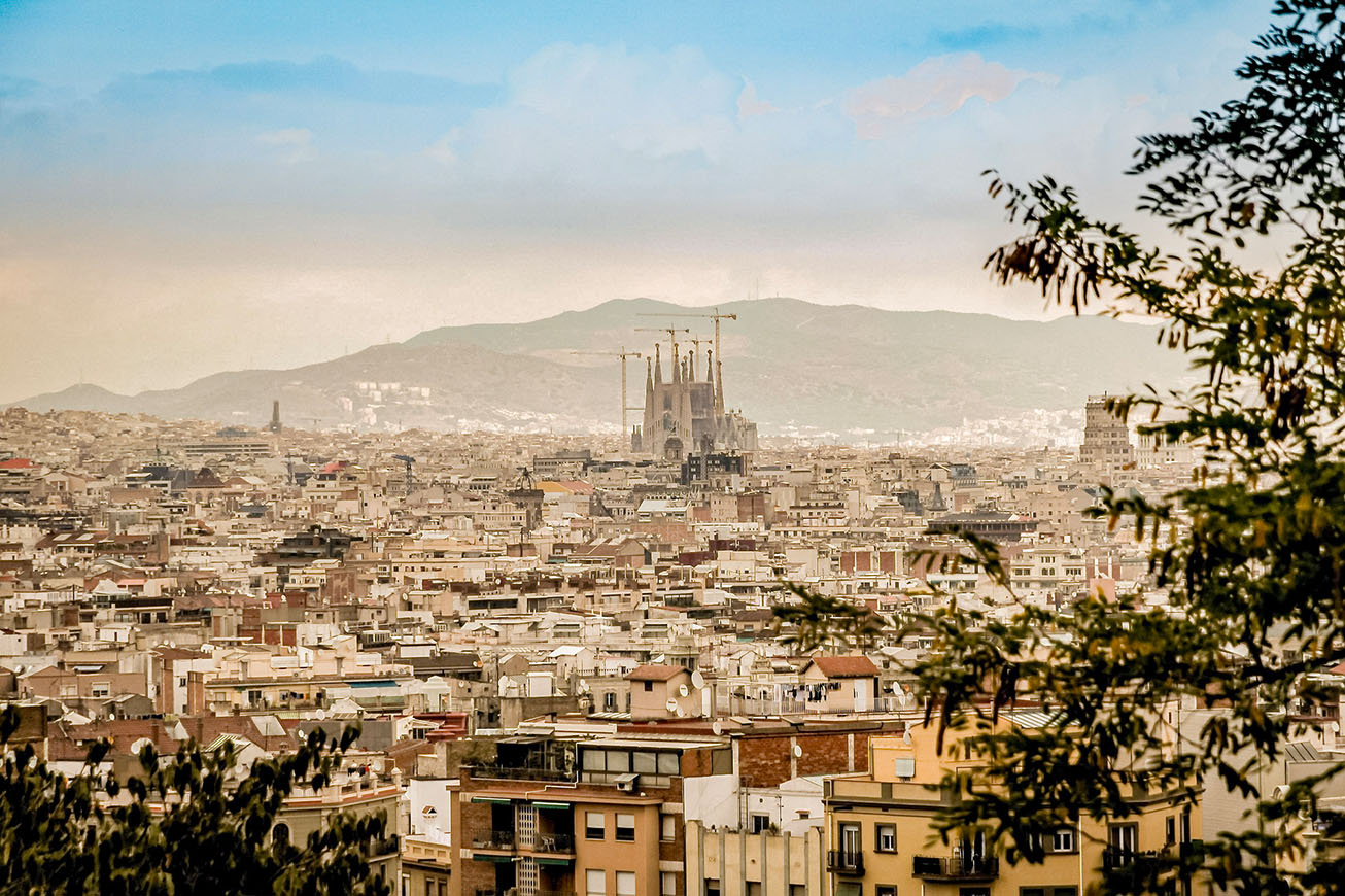 Die Jarmoluk Kathedrale in Mitten von Barcelona fotografiert von einer Aussichtsplattform