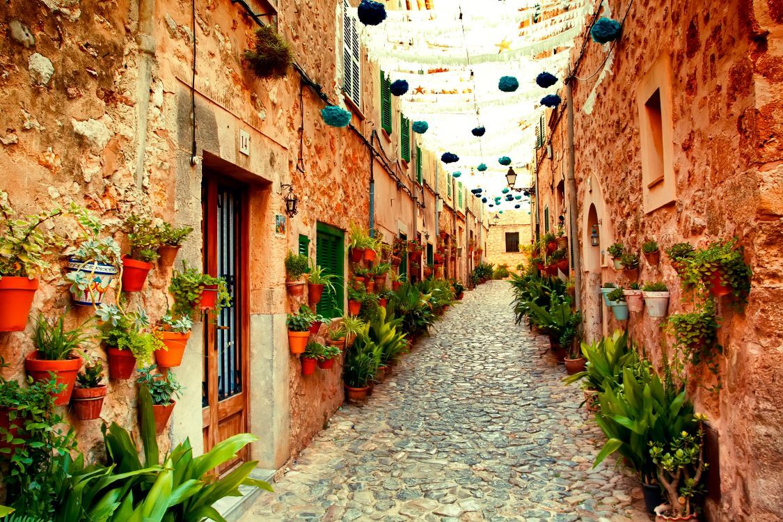 Eine kleine Gasse in der spanischen Gemeinde Valldemossa.