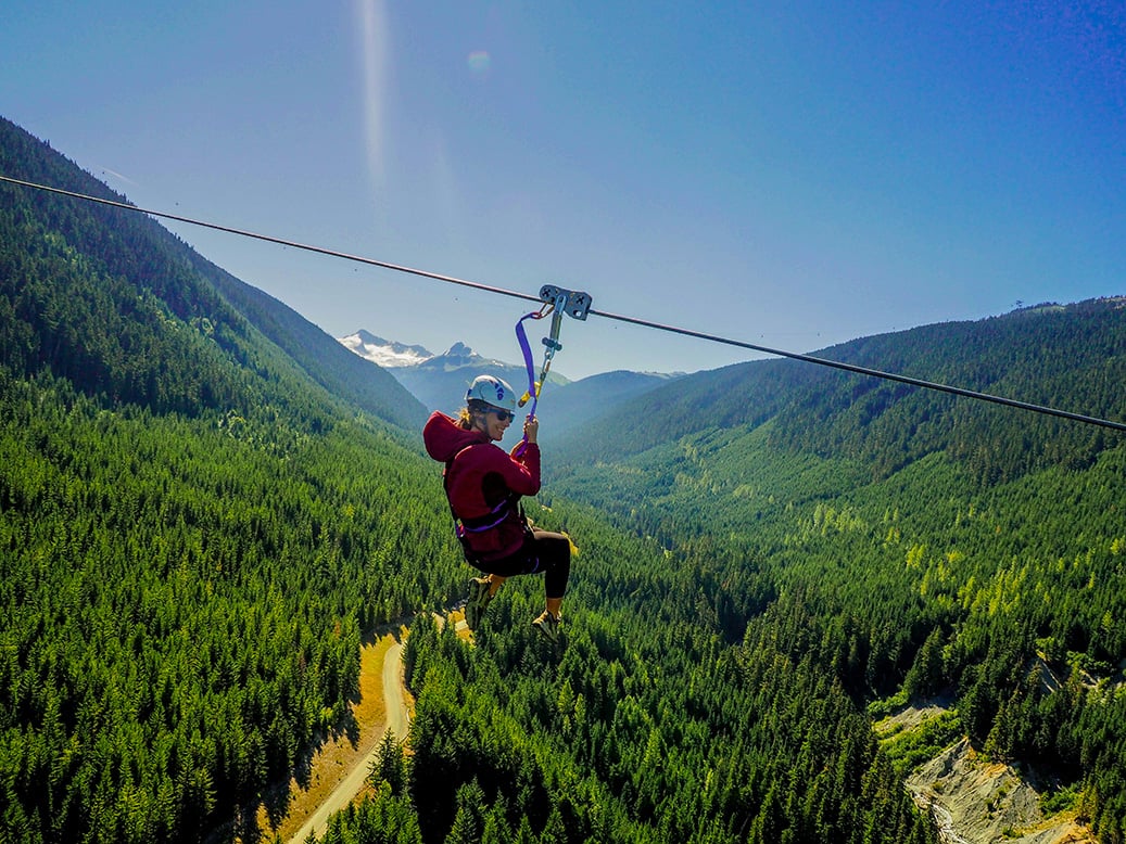 Kanada Abenteuer: Atemberaubender Ausblick beim Ziplining über Meer und Himmel mit AIFS Adventure Trips.