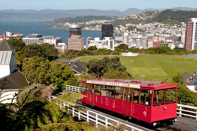 aifs-studieren-in-neuseeland-victoria-university-wellington-cable-car-meer-program-carousel-668x1000