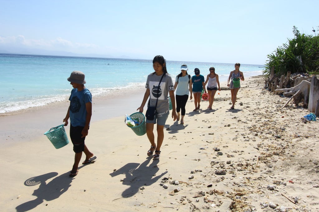 AIFS Freiwilligenarbeit Bali: Schildkrötenwoche – Engagierte Personen reinigen den Strand für den Schutz der Schildkröten mit AIFS.