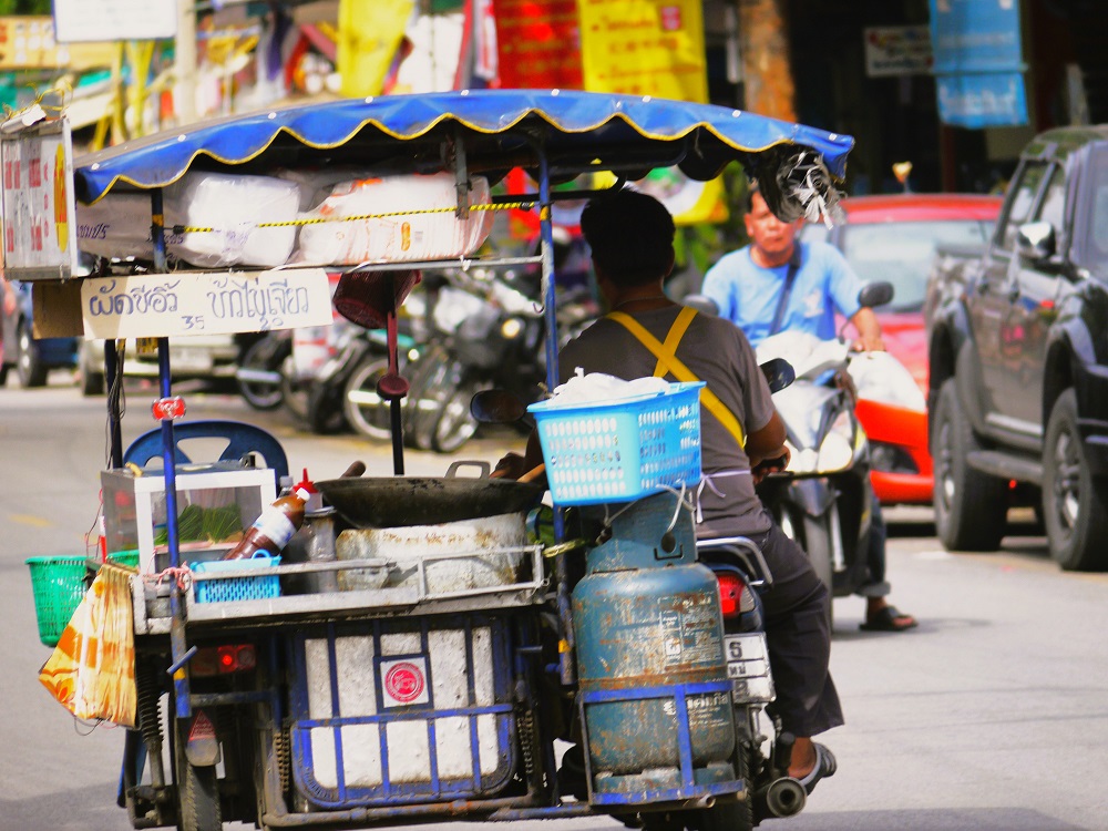 Entdecke Thailands Straßen mit AIFS