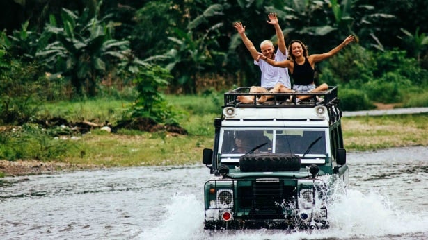 AIFS Adventure Trips Bali: Personen erleben Abenteuer pur bei einer Allradtour – Entdecke mit AIFS die Vielfalt Balis.