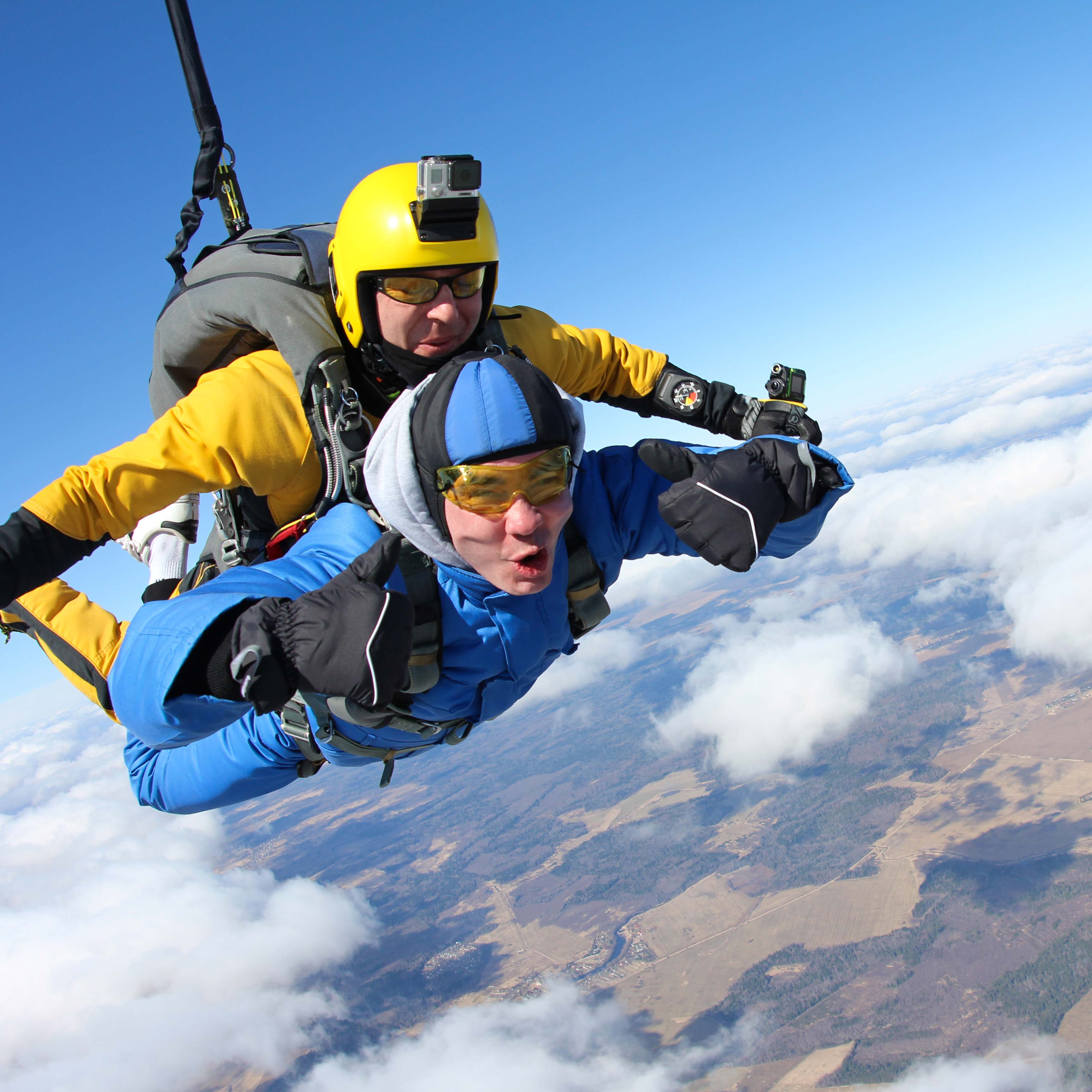 Atemberaubendes Fallschirmspringen: AIFS Adventure Trips bieten Nervenkitzel und Spaß für Abenteuerlustige.