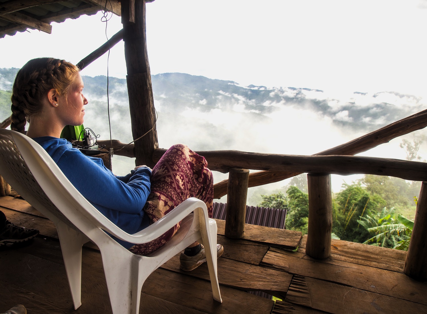 Entspannte Momente auf der Terrasse während dem AIFS Adventure Trip in Thailand.
