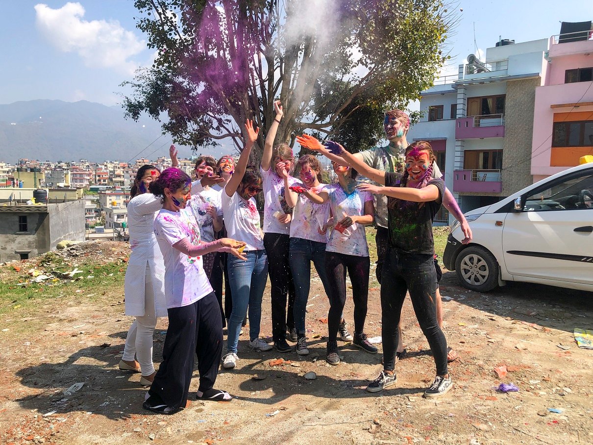 aifs-nepal-freiwilligenarbeit -personen-farben