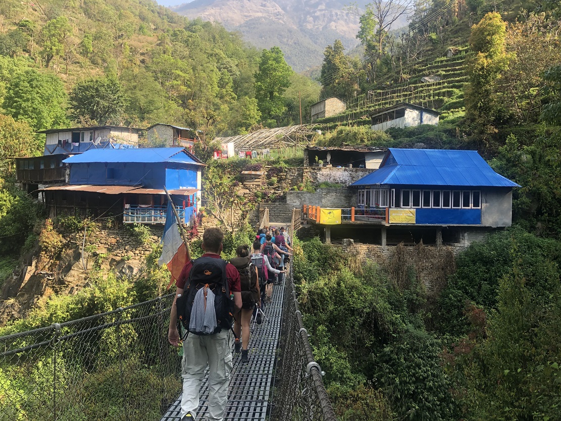 aifs-nepal-freiwilligenarbeit-freizeitwochen-poon-hill-trekking-week-personen-brücke-natur-berge