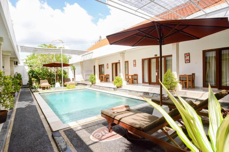 aifs-studieren-in-indonesien-bali-warmadewa-university-unterkunft-pool