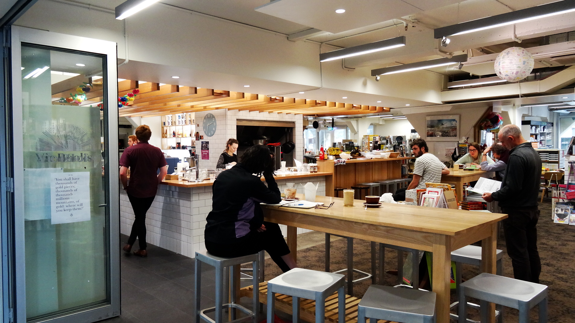 aifs-studieren-in-neuseeland-victoria-university-wellington-personen-cafeteria